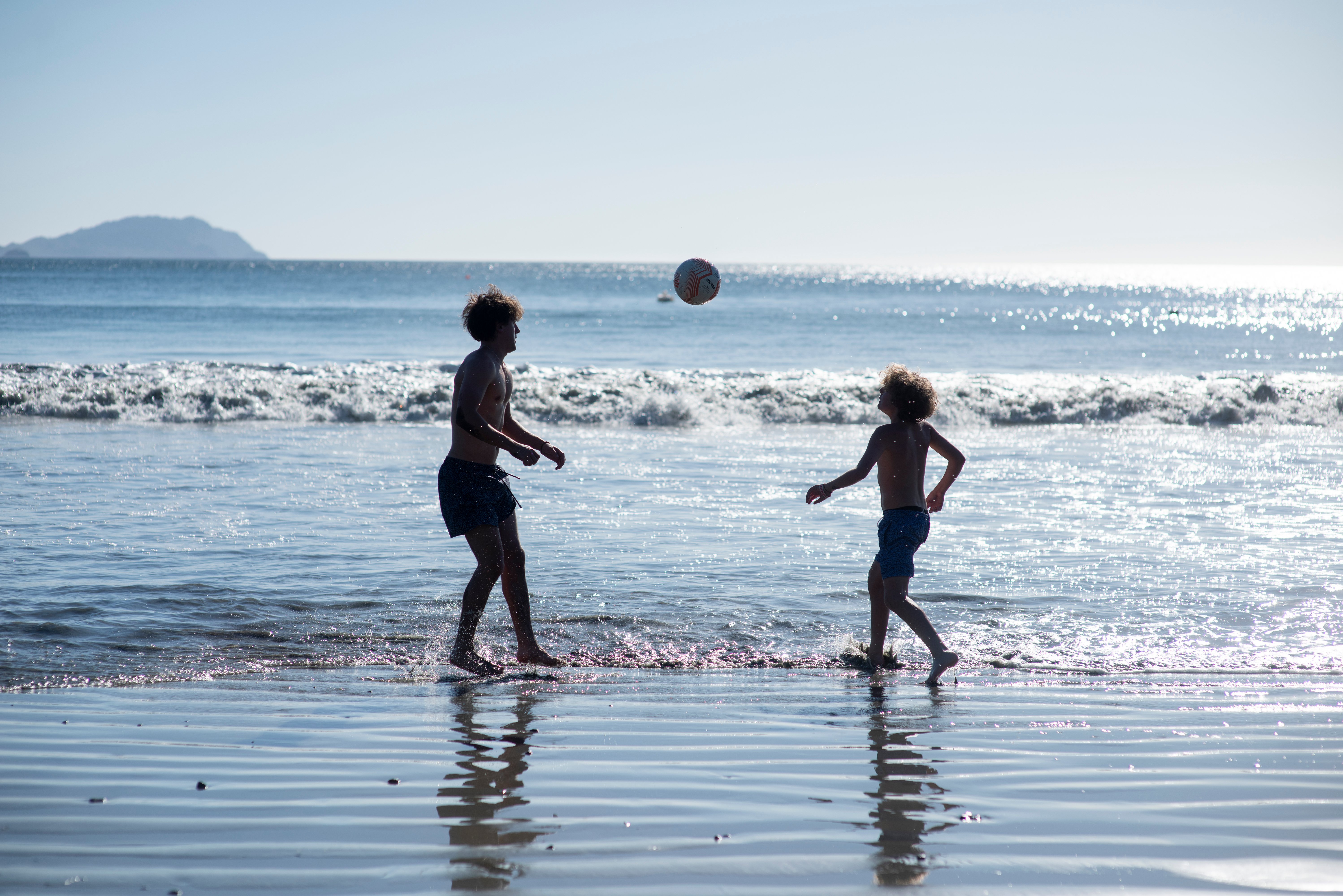 las-catalinas-kids-playing-soccer-on-beach.
